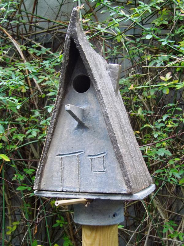 Vogelhuisje nr.562 "Puntdak" op paal €.100.-