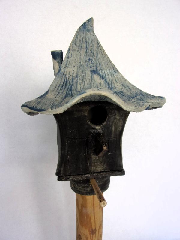 Vogelhuisje nr.2893. "Vierkant spitsdak" op paal €.100.-