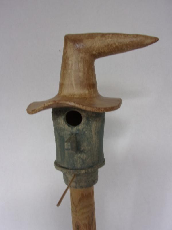 Vogelhuisje nr.2929. "Kabouter knikhoed" op paal €.115.-
