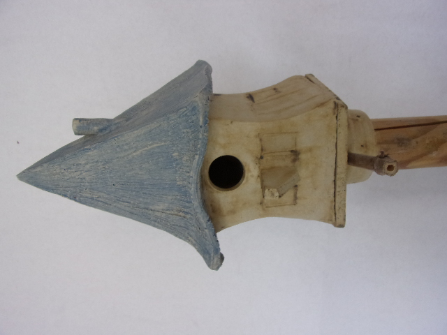 Vogelhuisje nr.3157. "Vijfhoek spitsdak" op paal €.115.-