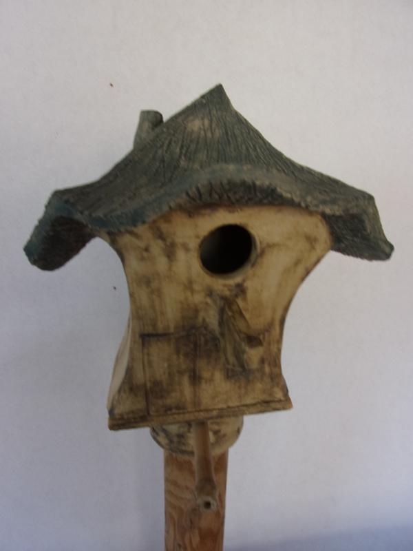 Vogelhuisje nr.3253. "Vierkant spitsdak" op paal €.100.-
