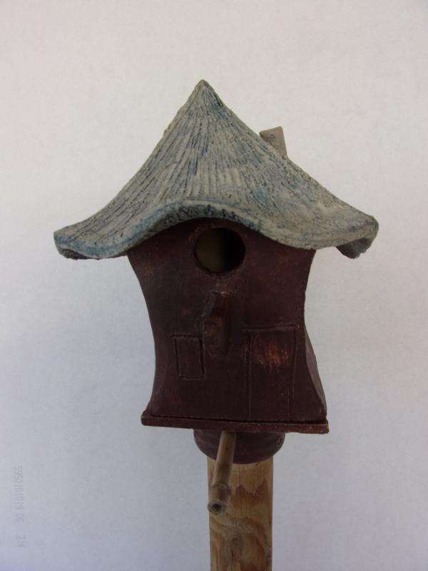 Vogelhuisje nr.3254. "Vierkant piramidedak" op paal €.100.-