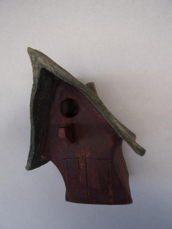 Vogelhuisje nr.3265. "Vierkant puntdak scheef" €.90.-