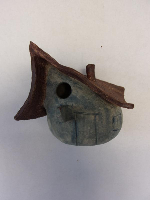 Vogelhuisje nr.3270. "Rond puntdak scheef" €.90.-