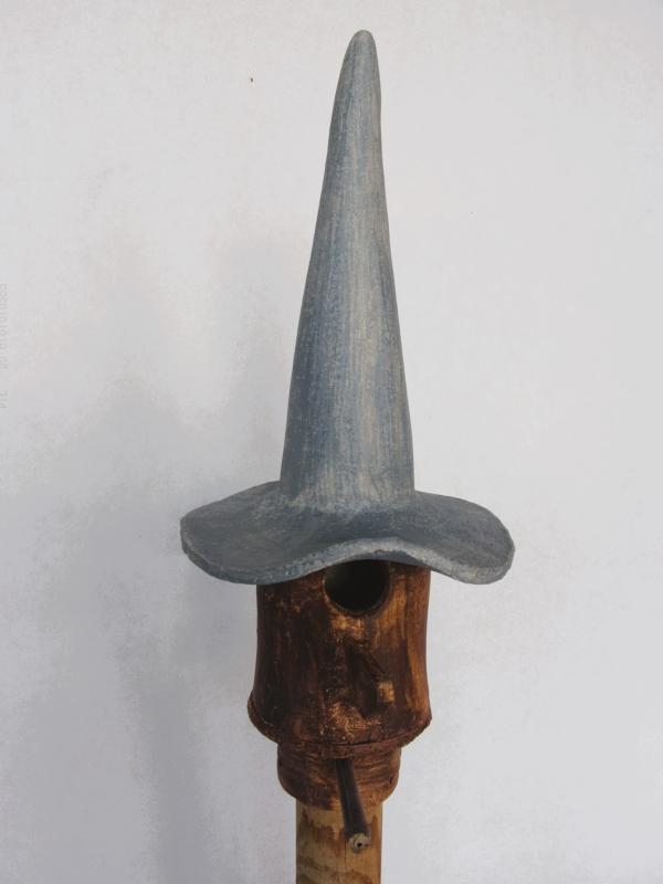 Vogelhuisje nr.3284. "Kabouter punthoed" op paal &euro;.115.-