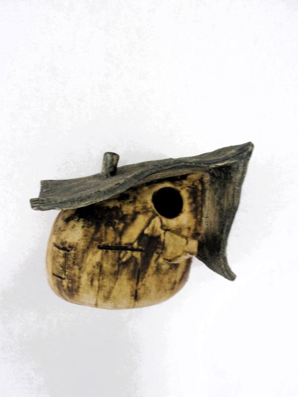 Vogelhuisje nr.3303 "Rond puntdak scheef" €.90.-