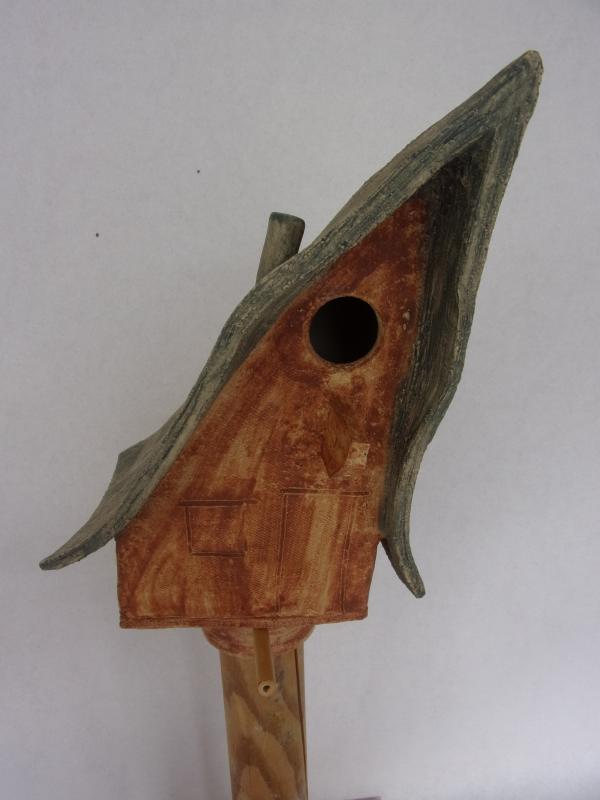 Vogelhuisje nr.3329. "Vierkant hoog scheef puntdak" op paal €.100.-