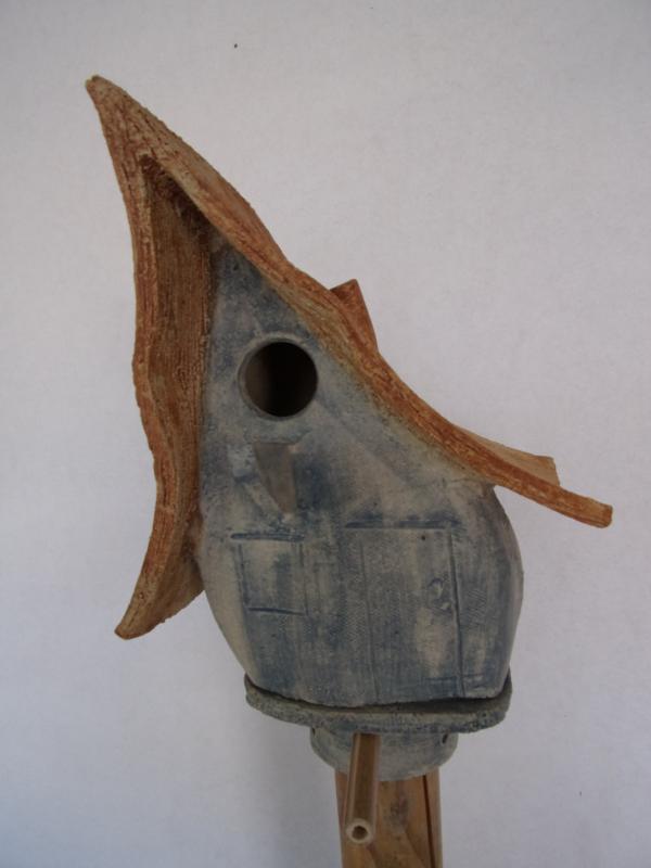 Vogelhuisje nr.3350. "Puntdak bol scheef" op paal €.110.-