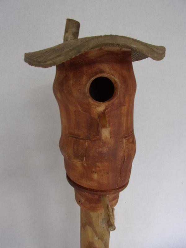 Vogelhuisje nr.3352. "Rond ronddak" op paal €.110.-