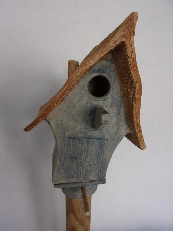 Vogelhuisje nr.3354. "Vierkant puntdak" op paal €.110.-