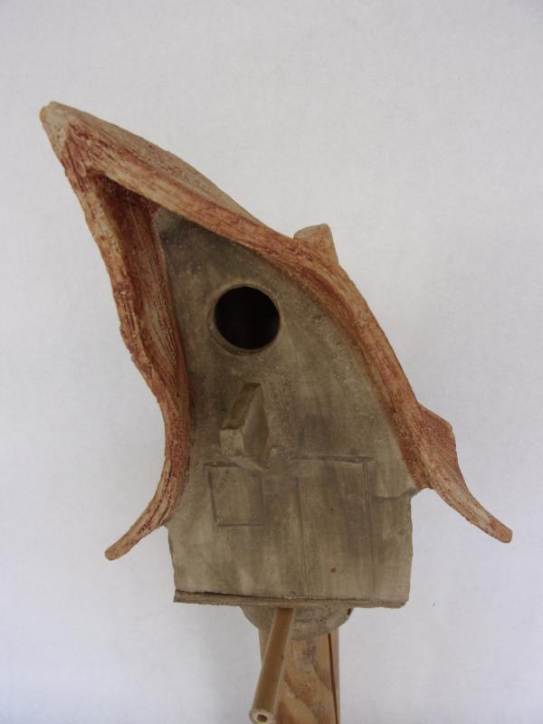 Vogelhuisje nr.3355. "Vierkant hoog scheef puntdak" op paal €.110.-