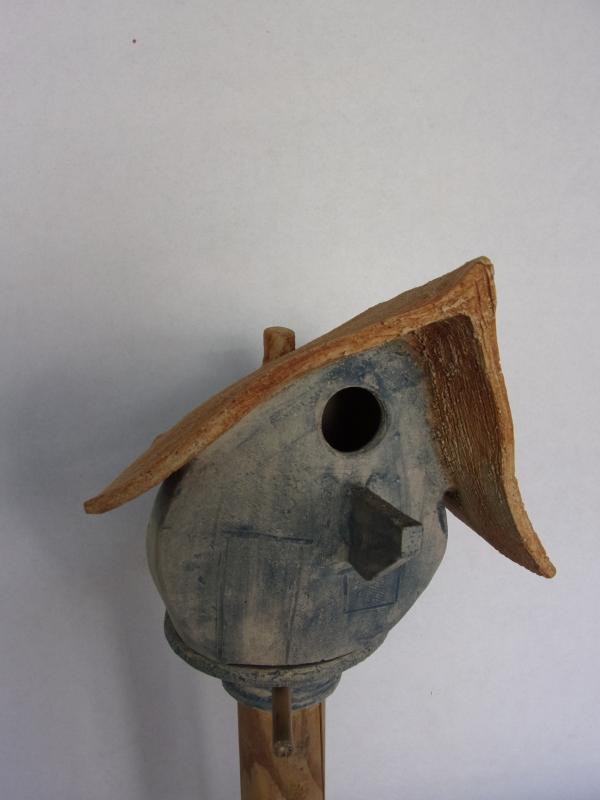 Vogelhuisje nr.3358. "Rond scheef puntdak" op paal €.110.-