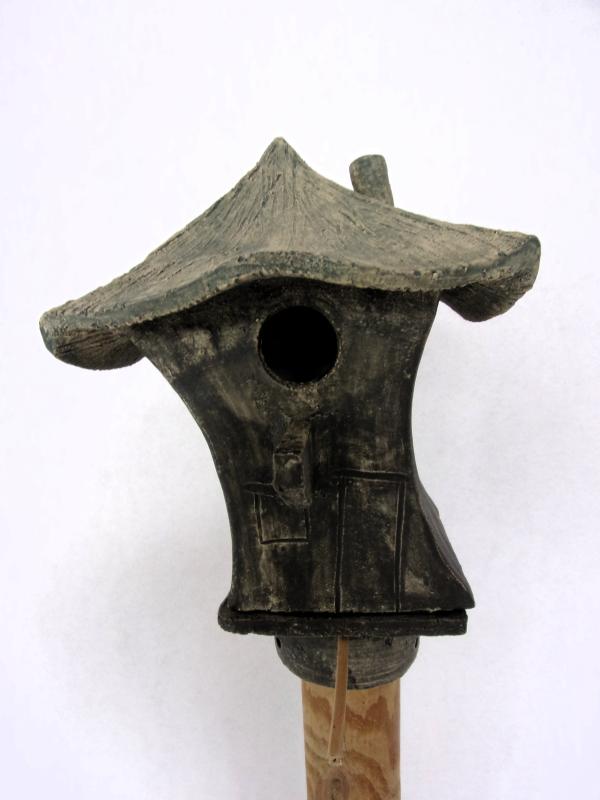 Vogelhuisje nr.3296. "Vierkant laag spitsdak" op paal &euro;.100.-