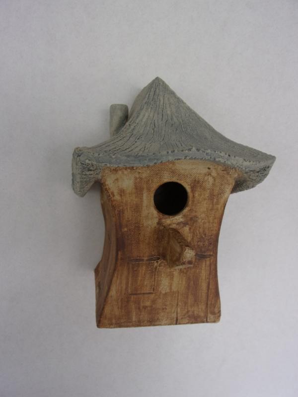 Vogelhuisje nr.3317. "Vierkant piramidedak" €.90.-