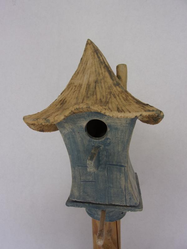 Vogelhuisje nr.3331. "Vierkant spitsdak" op paal €.100.-