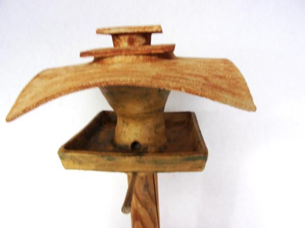 Voedertafel nr.567. "Vierkant platdak silo" op paal €.180.-