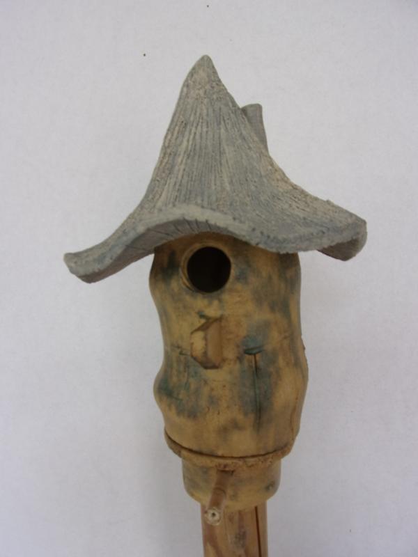 Vogelhuisje nr.3371. "Rond spitsdak" op paal €.110.-