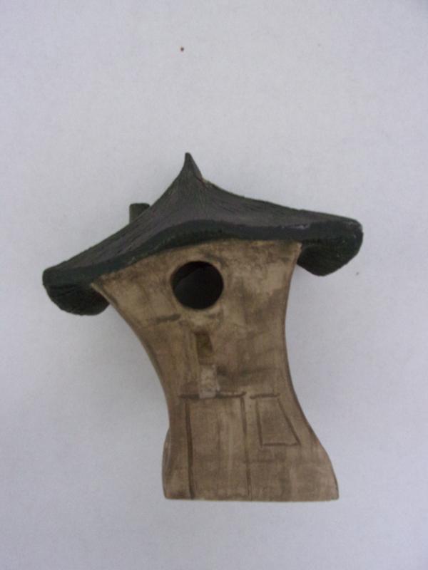 Vogelhuisje nr.3389. "Vierkant spitsdak scheef" €.100.-