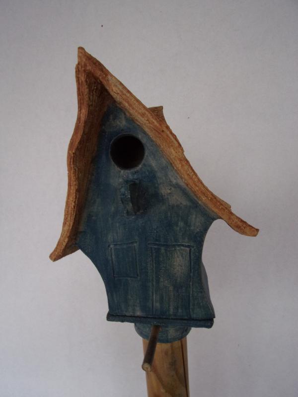 Vogelhuisje nr.3392. "Vierkant puntdak scheef" op paal &euro;.110.-