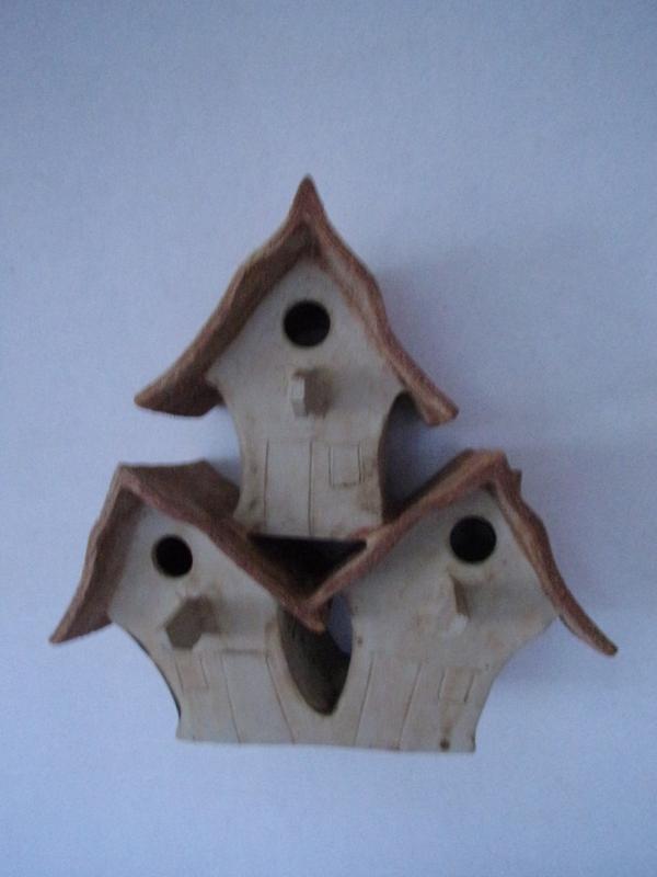 Vogelhuisje nr.3420. "Puntdak drieling" &euro;.250.-