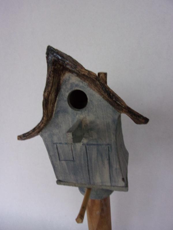 Vogelhuisje nr.3422. "Vierkant puntdak scheef" op paal &euro;.110.-