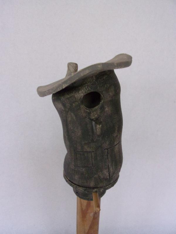 Vogelhuisje nr.3427. "Rond platdak scheef" op paal &euro;.110.-