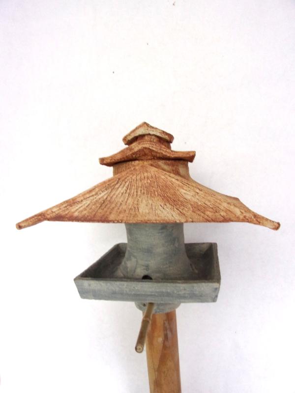 Voedertafel nr.T.575. "Vierkant puntdak silo" op paal €.180.-