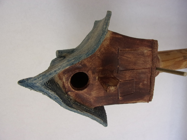 Vogelhuisje nr.3202 "Vierkant puntdak" op paal &euro;.100.-