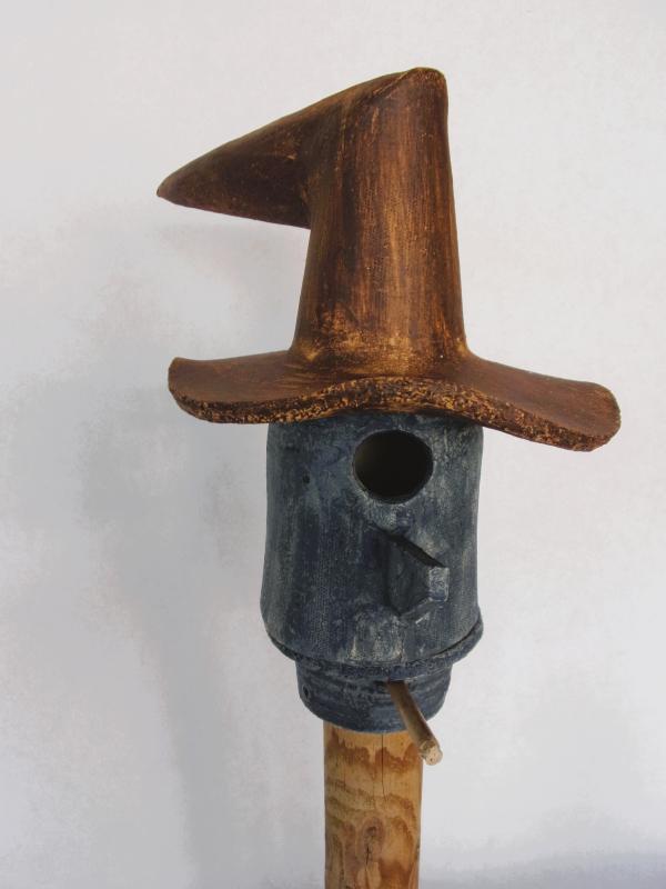 Vogelhuisje nr.3283. "Kabouter knikhoed" op paal &euro;.115.-