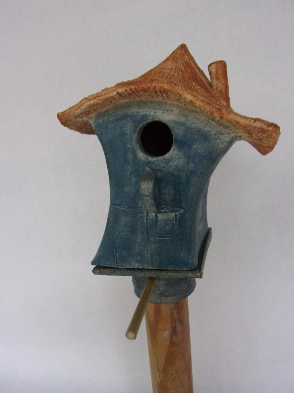 Vogelhuisje nr.3382. "Vierkant spitsdak scheef" op paal &euro;.110.-