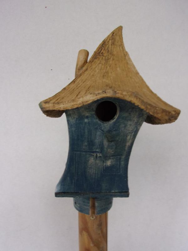 Vogelhuisje nr.3399. "Vierkant spitsdak scheef" op paal &euro;.110.-
