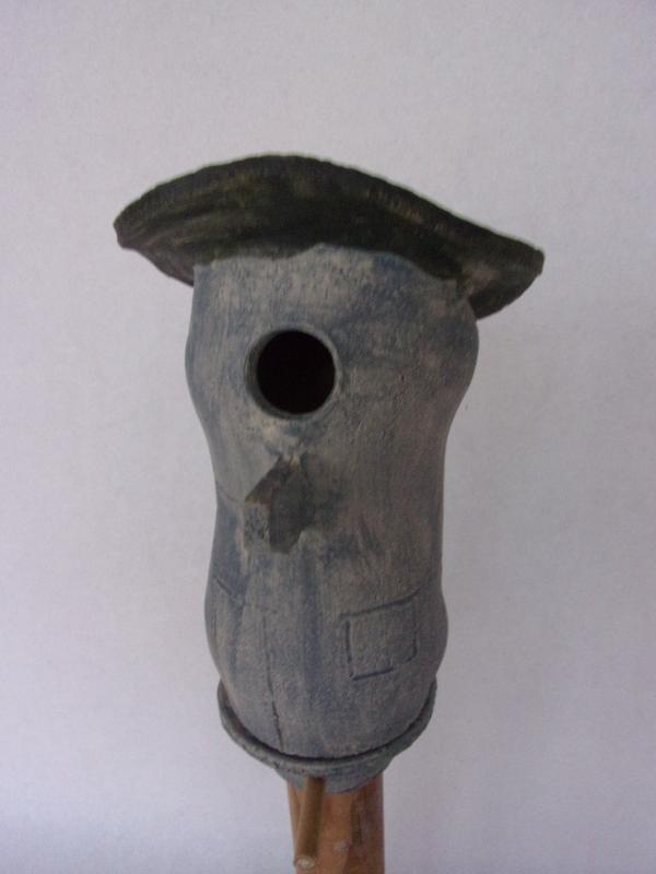 Vogelhuisje nr.3428. "Rond plat dak" op paal €.110.-