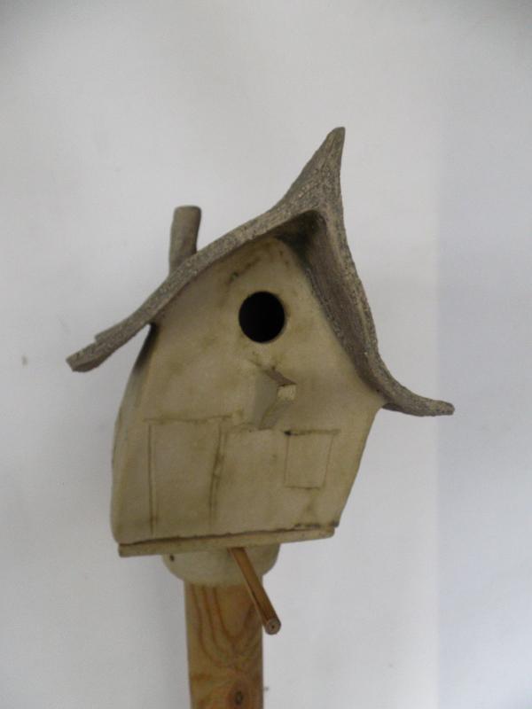 Vogelhuisje nr.2366. "Vierkant puntdak" op paal &euro;.100.-