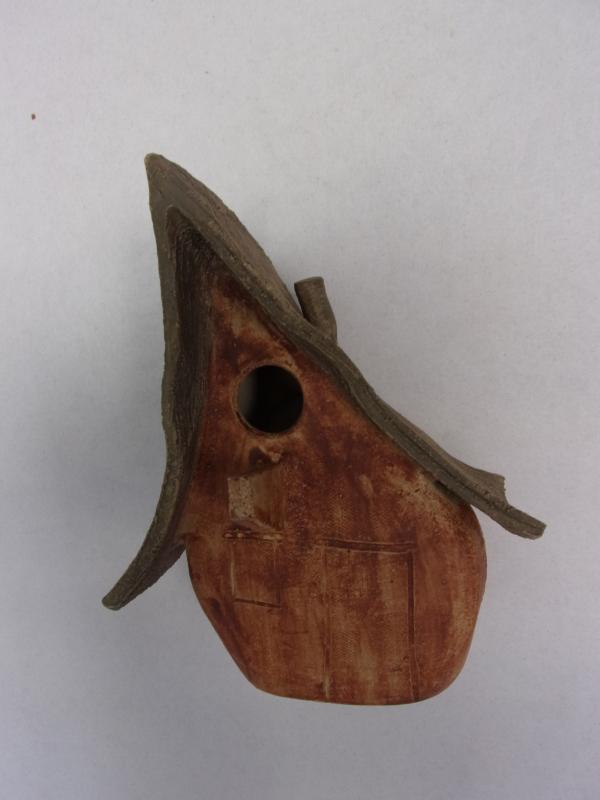 Vogelhuisje nr.3361. "Bol puntdak scheef" €.100.-