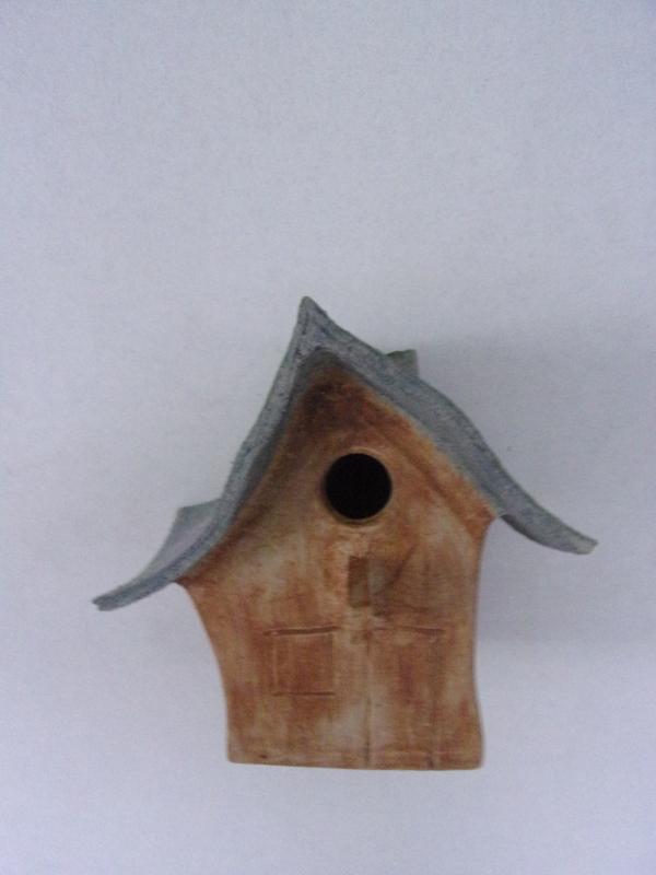 Vogelhuisje nr.3435. "Vierkant puntdak scheef" €.100.-