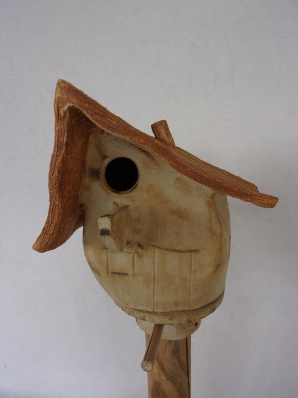 Vogelhuisje nr.3444. "Bol puntdak scheef" op paal &euro;.110.-