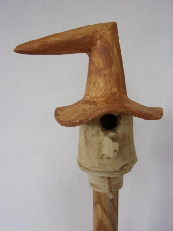 Vogelhuisje nr.3450. "Kabouter knikhoed" op paal €.115.-