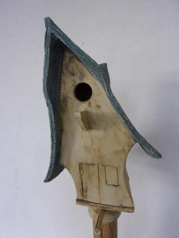 Vogelhuisje nr.3237. "Puntdak hoog" op paal &euro;.115.-