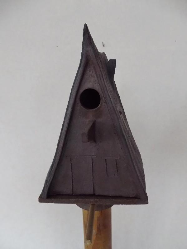 Vogelhuisje nr.182. "Puntdak" op paal &euro;.95.-
