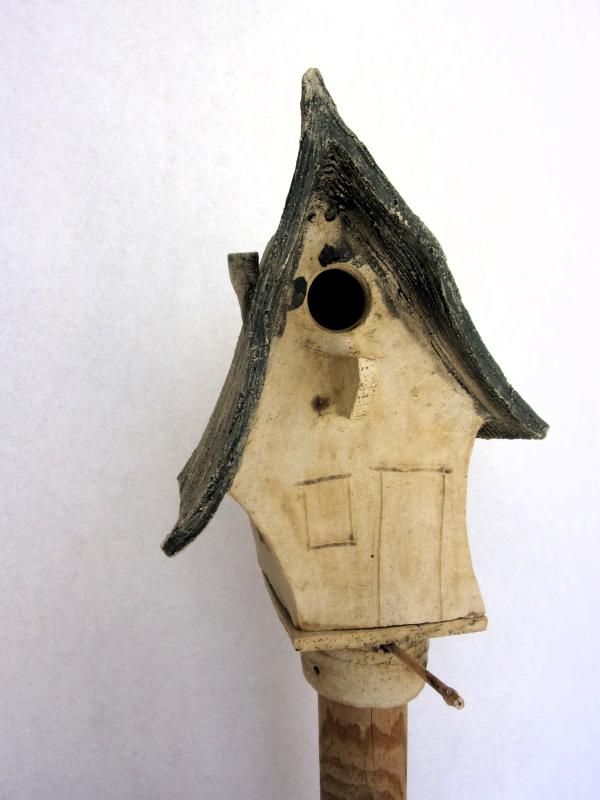 Vogelhuisje nr.3292. "Vierkant hoog puntdak" op paal &euro;.100.-
