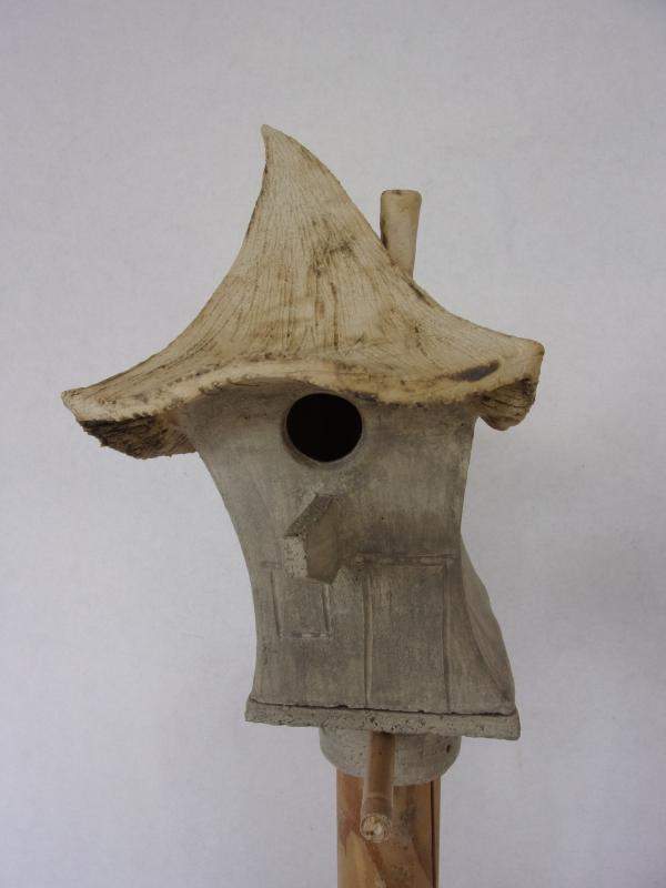 Vogelhuisje nr.3447. "Vierkant spitsdak" op paal &euro;.110.-