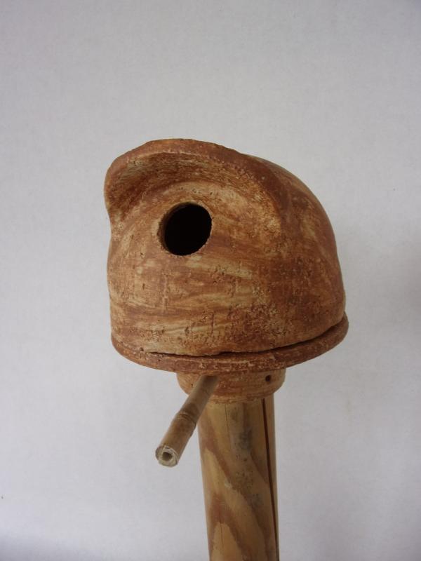 Vogelhuisje nr.3448. "Rond baseball pet" op paal &euro;.100.-