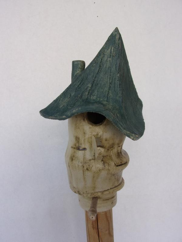 Vogelhuisje 3463 Rond spitsdak op paal &euro;.110.-.JPG