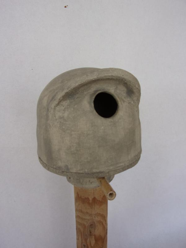Vogelhuisje nr.3477. "Rond baseball pet" op paal &euro;.100.-