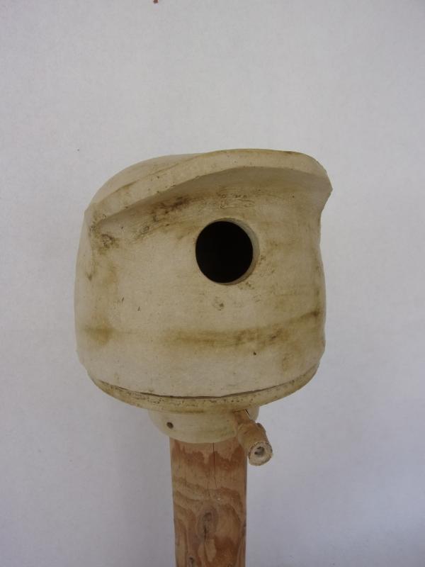 Vogelhuisje nr.3478. "Rond baseball pet" op paal &euro;.100.-