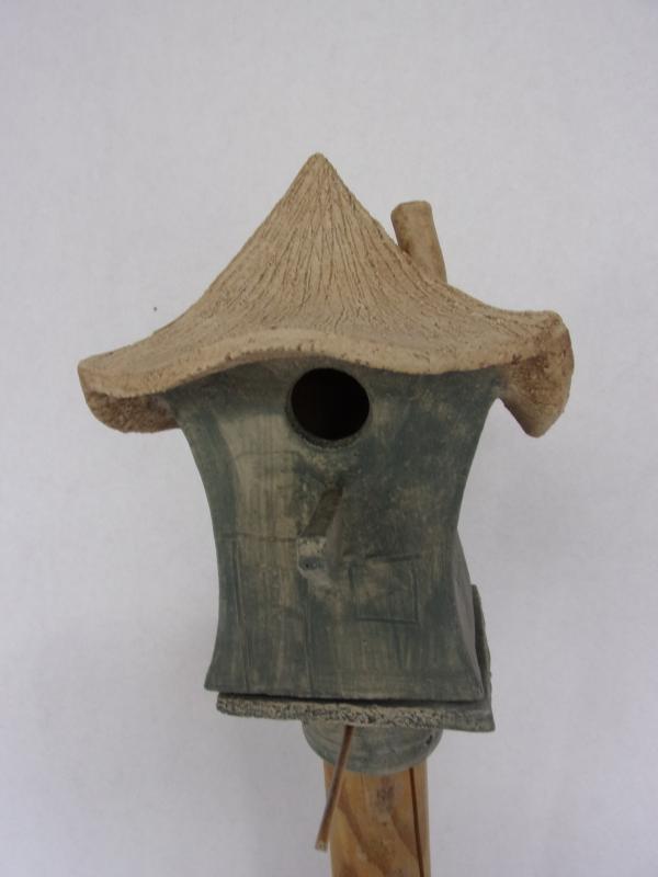 Vogelhuisje nr.3309. "Vierkant piramidedak" op paal &euro;.100.-