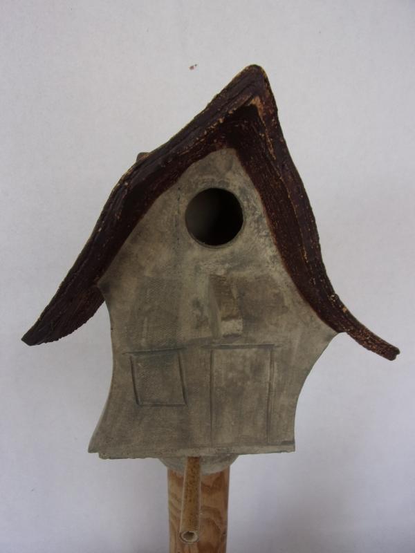 Vogelhuisje nr.3481. "Vierkant puntdak scheef" op paal €.110.-