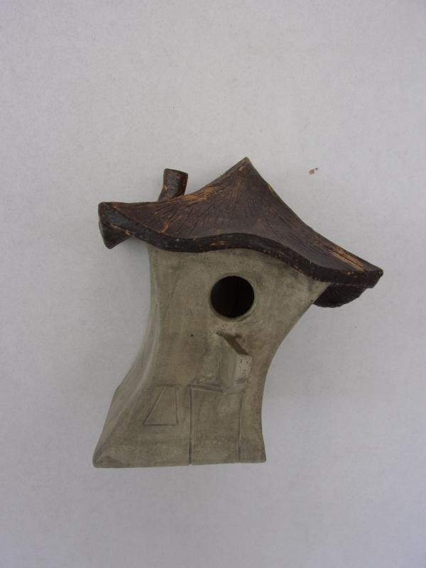 Vogelhuisje nr.3485. "Vierkant laag spitsdak" &euro;.100.-