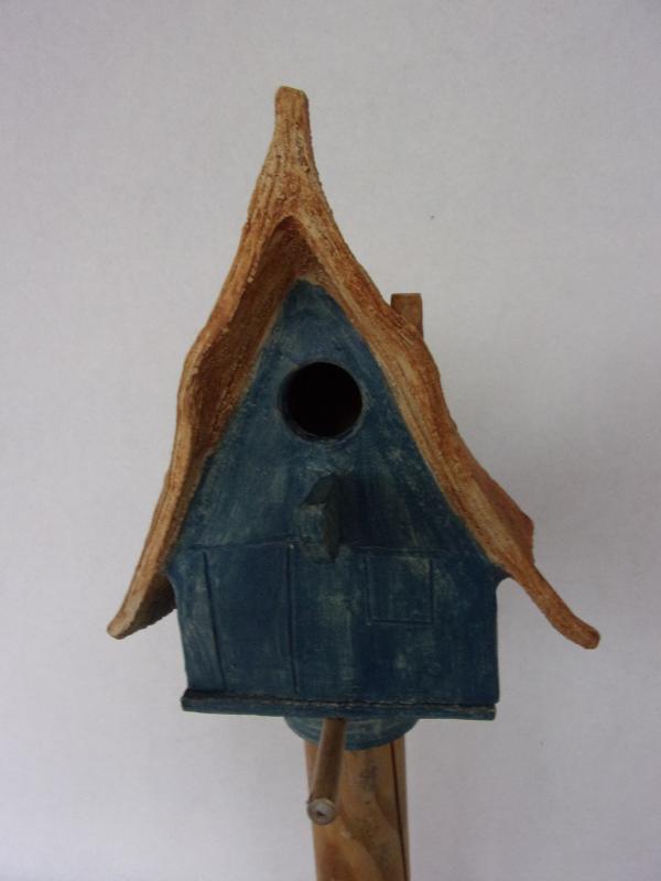 Vogelhuisje nr.3396. "Vierkant puntdak" op paal &euro;.110.-