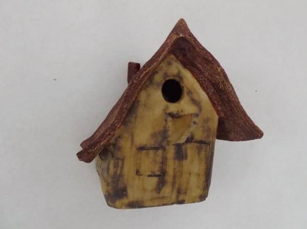 Vogelhuisje nr.2556. "Vierkant puntdak" &euro;.100.-